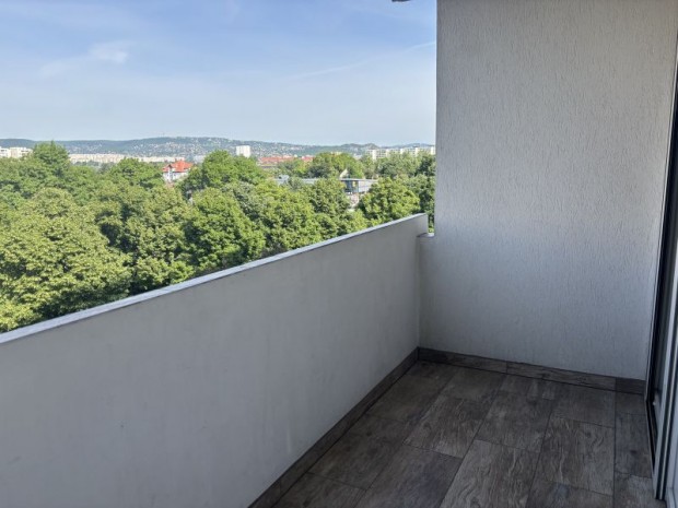 Eladó felújított, nagy erkélyes 3 szobás lakás a XI. kerületben
