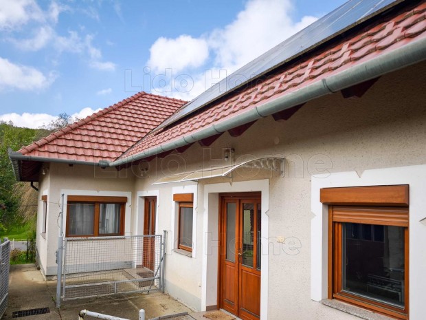 Elad� fel�j�tott, napelemes csal�di h�z Kistolm�cson kiv�teles