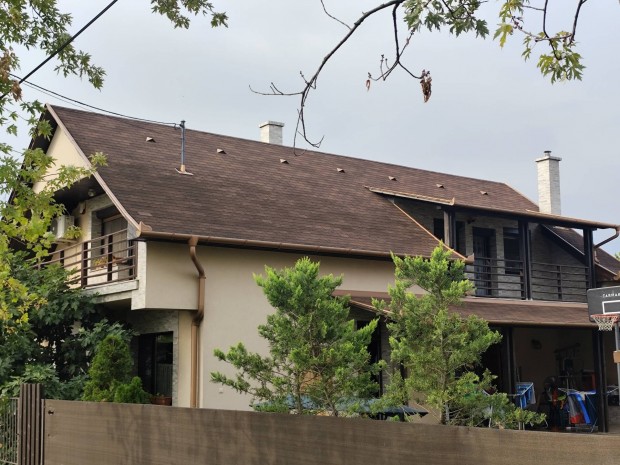 Elad� fel�j�tott csal�di h�z