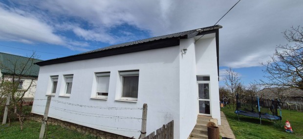 Elad� fel�j�tott csal�di h�z B�cs�n!