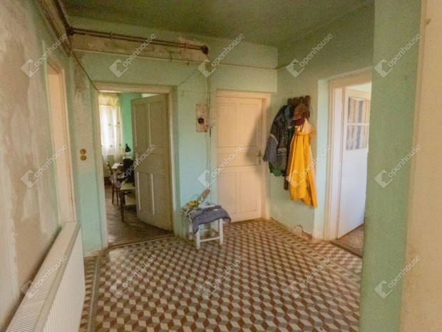 Elad� fel�j�tott csal�di h�z Cs�rnyef�ld�n!