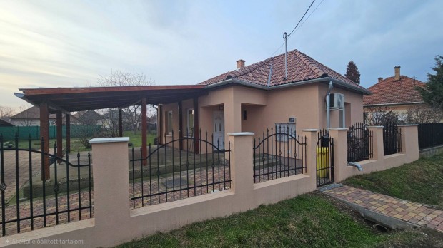 Elad� fel�j�tott csal�di h�z J�sz�roksz�ll�son a term�lf�rd�h�z k�zel!