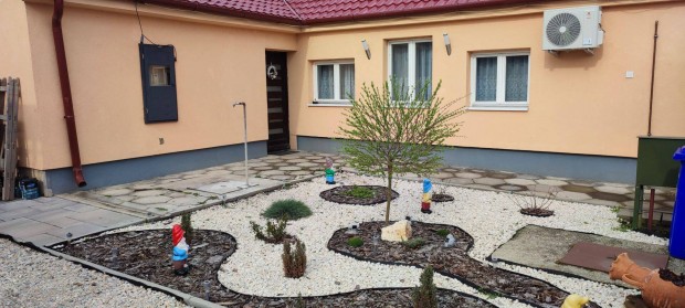 Eladó felújított családi ház Józsa központjában!