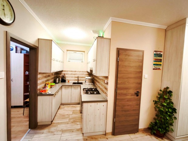 Elad� fel�j�tott csal�di h�z Ny�regyh�zaBorb�ny�n, csendes k�rnyezetb