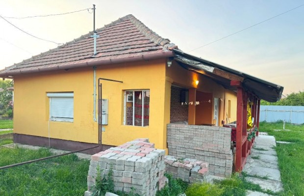 Eladó felújított családi ház Tiszcsegén