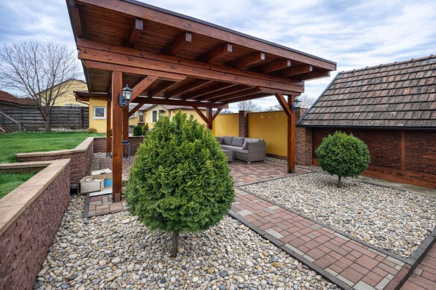 Elad� fel�j�tott csal�di h�z Vok�nyban