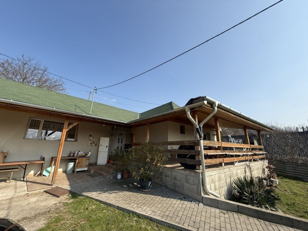 Elad� fel�j�tott csal�di h�z gy�ny�r� panor�m�val Piliscs�v