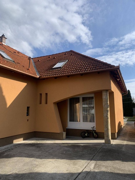 Elad� fel�j�tott csal�di h�z r�gi Kertv�rosban P�csen