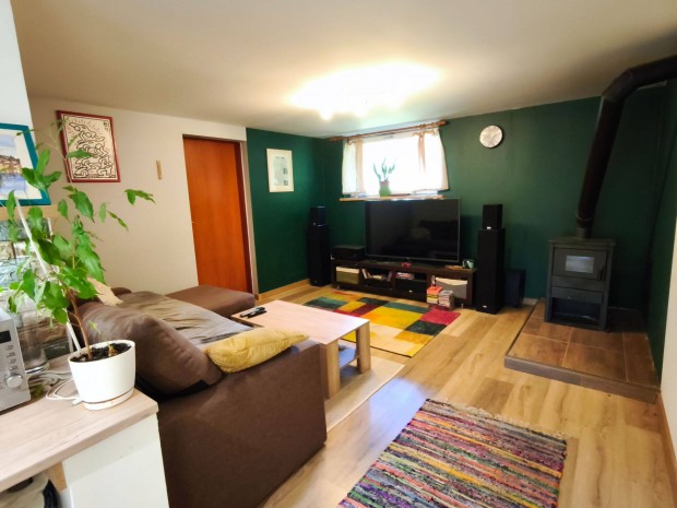 Elad� fel�j�tott csal�di h�zat Vasason