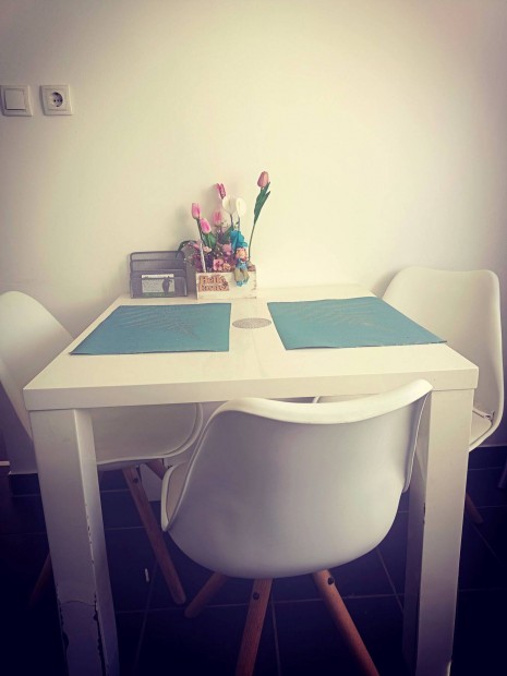 Elad� fel�j�tott ikerh�z Ny�rtelek k�zpontj�ban