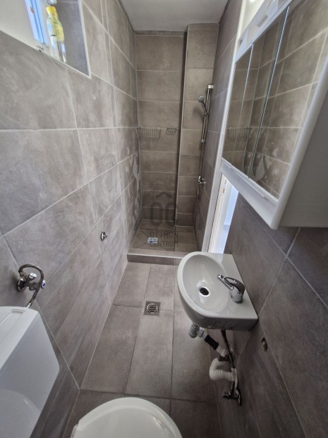 Elad� fel�j�tott kish�z �jsz�sz csendes r�sz�n