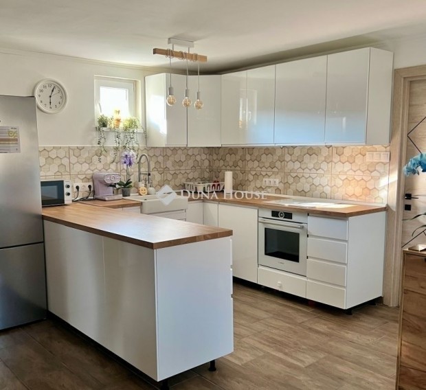 Elad� fel�j�tott nappali+3 szob�s  h�z, T�pi�s�g