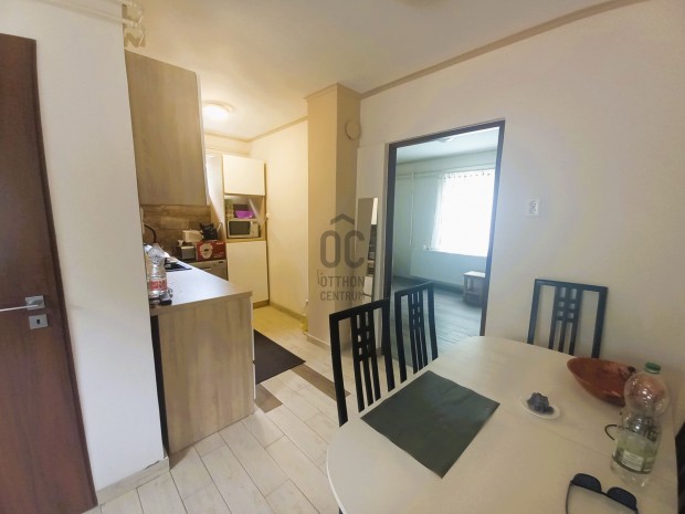 Elad� fel�j�tott nyaral� Baj�n, a K�k-t� partj�n  term�szetk�zeli nyu