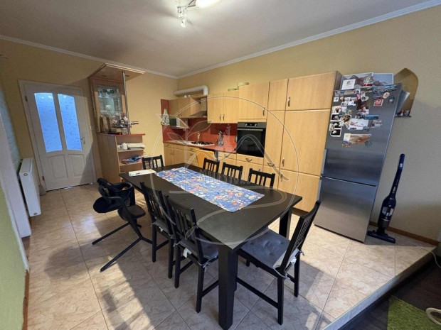 Elad� fel�j�tott sorh�z Gyul�n, a Paradicsomi v�rosr�szben!