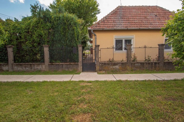 Eladó felújított vályogház nagy műhellyel, garázzsal és autóbeállóval