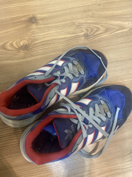 Eladó férfi adidas cipő 42 2/3-os! Olcsón