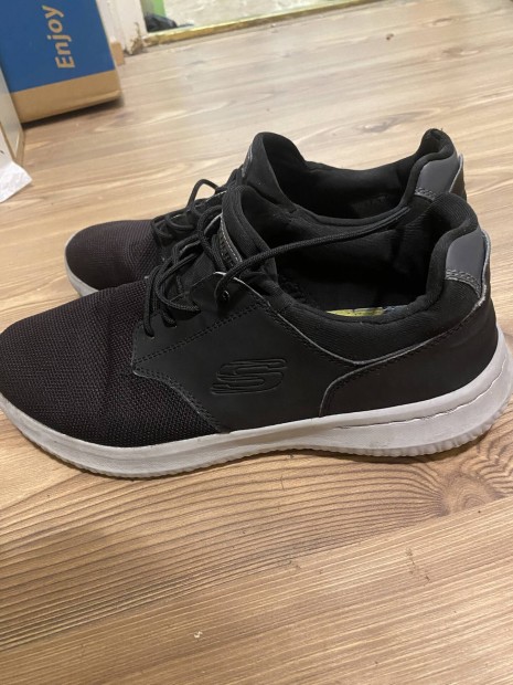 Eladó férfi skechers cipő! Olcsón