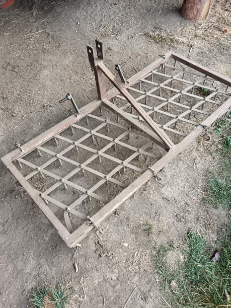 Elad fogas kistraktorhoz. 