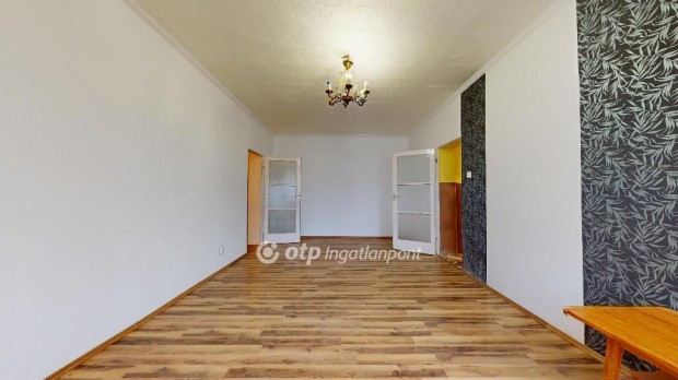 Elad� f�ldszinti, 2+f�l szob�s lak�s, Saj�szentp�ter