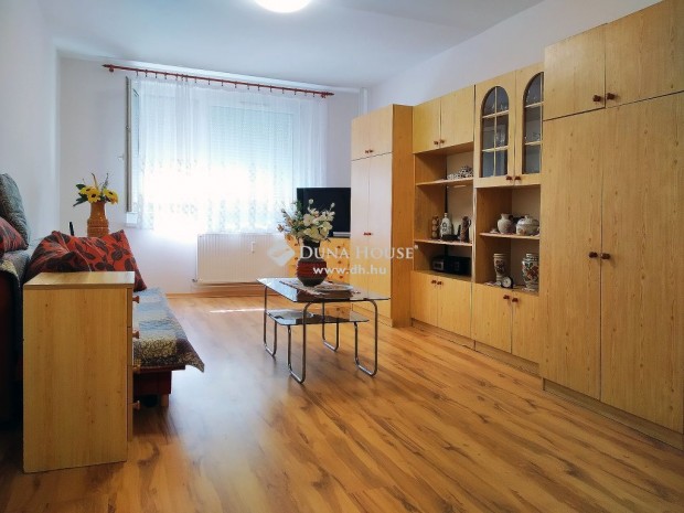Eladó földszinti, felújított panelprogramos lakás, Győr - Adyváros