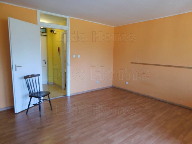 Elad� f�ldszinti t�glalak�s Domb�v�r-Gunarasf�rd�n  z�ld�vezeti