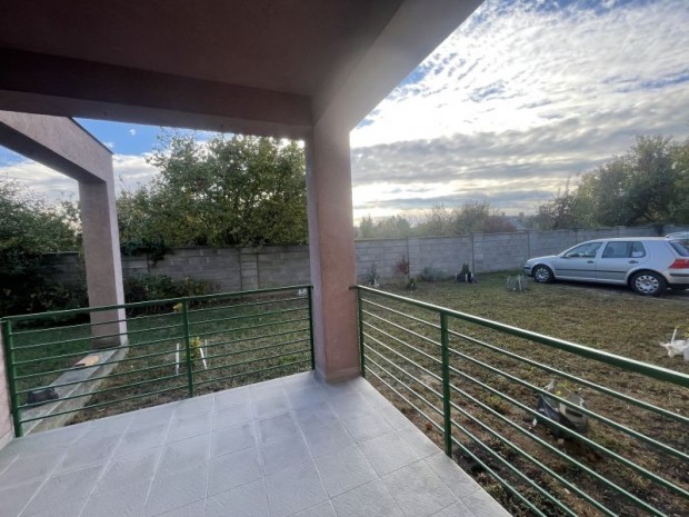 Elad� f�ldszinti teraszos t�glalak�s Szentl�rincen!