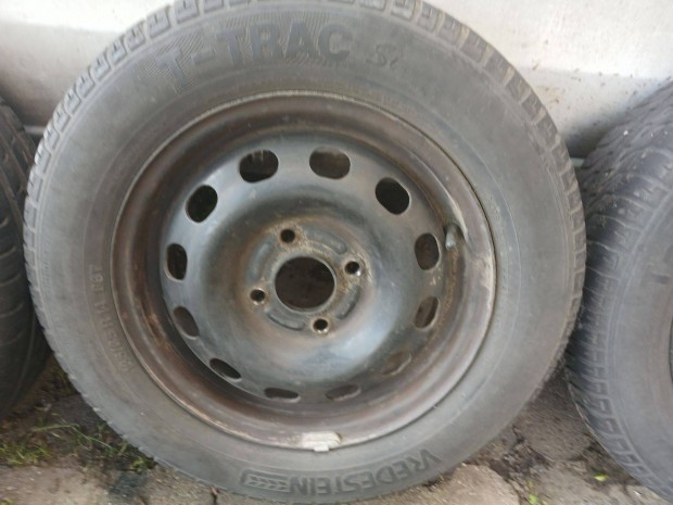 Eladó ford /1997/-ra való 4 db használt nyári gumi felnin