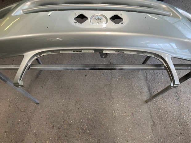 Elad� frissen f�nyezett Toyota Corolla els� v�szh�r�t�