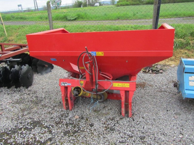 Eladó függ. műtrágyaszóró 1800l. hidr