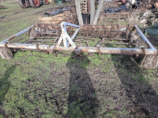 Elad� f�ggesztett neh�z fogas