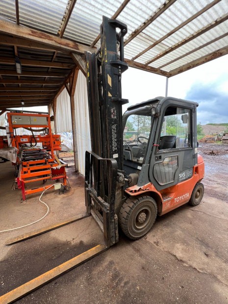 Elad� f�r�sztelep f�r�szg�p, targonca