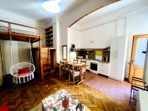 Elad� gal�ri�s garzon P�cs belv�ros�ban