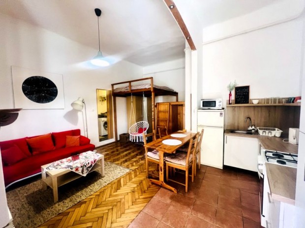 Elad� gal�ri�s garzon P�cs belv�ros�ban