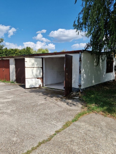 Elad� gar�zs Sz�kesfeh�rv�r, Szedres d�l�