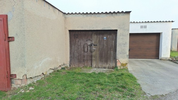 Elad� gar�zs Szeksz�rdon, lak�telepi k�rnyezetben!