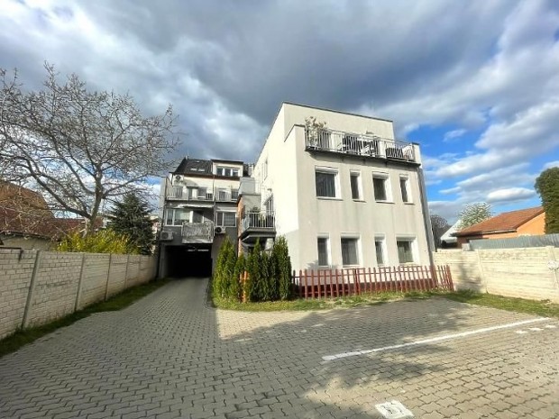 Elad� gar�zs - Budapest IV. ker�let, Chinoin utca