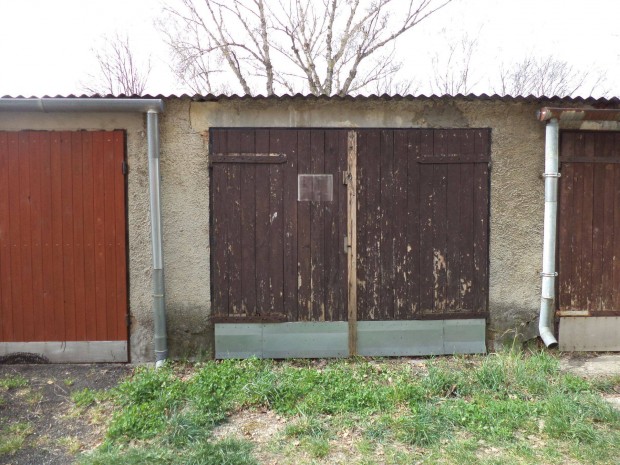 Elad� gar�zs a T�si dombon