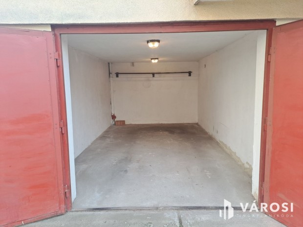 Elad� gar�zs a Vasv�ri P�l utc�ban, biztons�gos udvarban