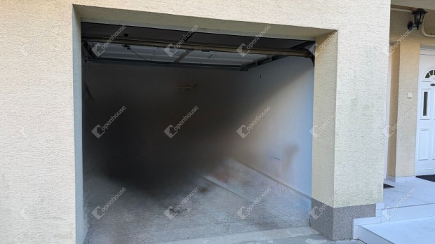 Elad� gar�zs a kertv�rosban