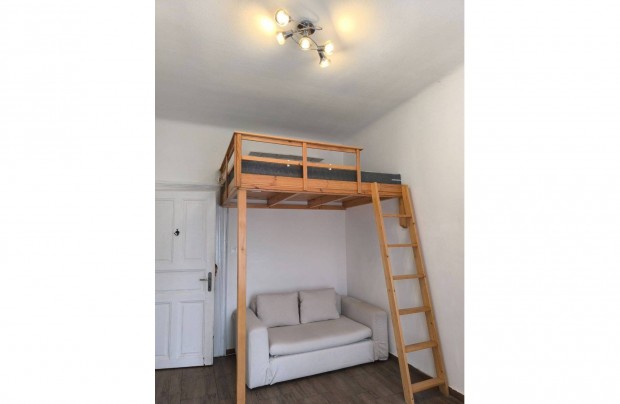 Elad� garzon a Visegr�di utc�ban