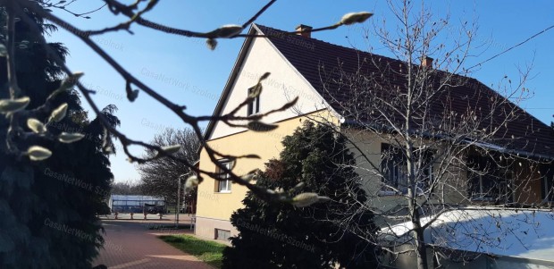 Elad� gazd�lkod�sra alkalmas csal�di h�z Szandasz�l�s�n!