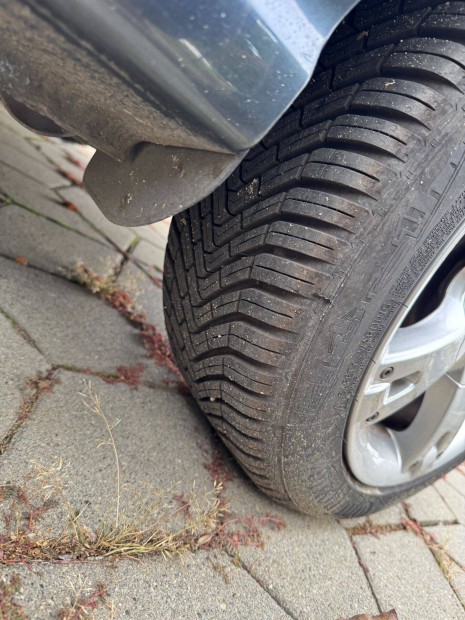 Elad gpkocsi, munksautnak