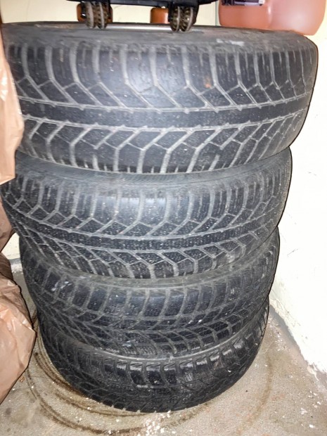 Elad� gumi felnivel