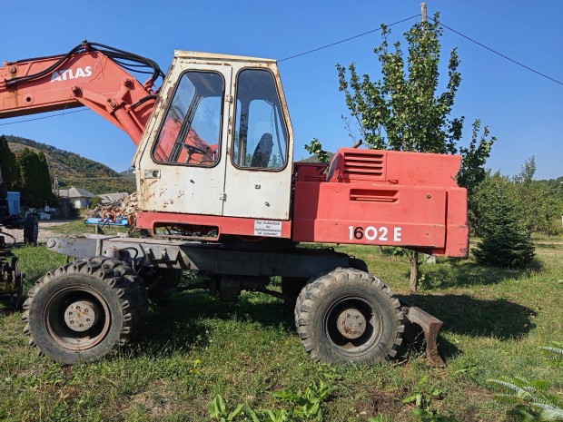 Eladó gumi kerekes forgókotró.