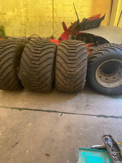 Eladó gumiabroncs rakodógépekre