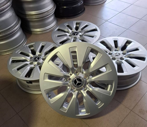 Eladó gyári Mercedes W206 5x112 17" alufelni szett