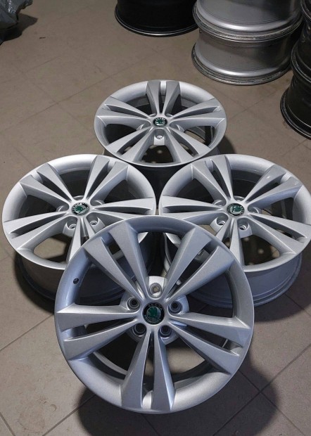 Elad gyri Skoda 5x112 18" alufelni szett