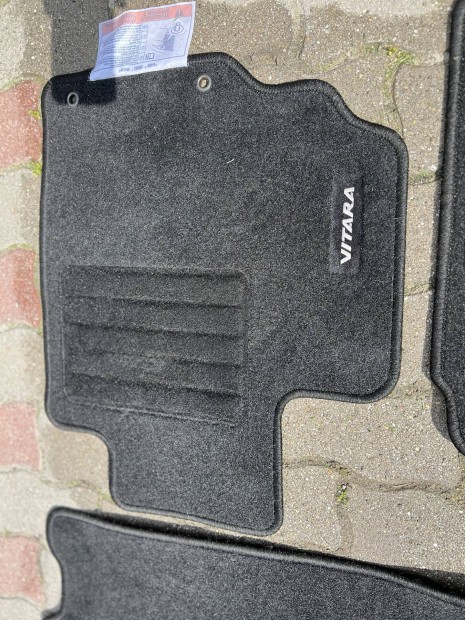 Eladó gyári Suzuki Vitara szőnyegkészlet (2017)