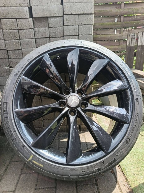 Eladó gyári Tesla felnik gumival