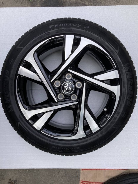 Elad gyri Toyota C-HR alufelni Michelin gumival - szinte j